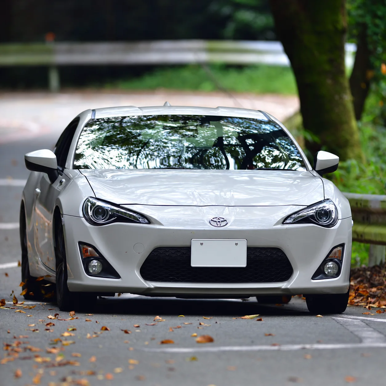 筆者が使用していた白いトヨタ86（ZN6）の正面写真