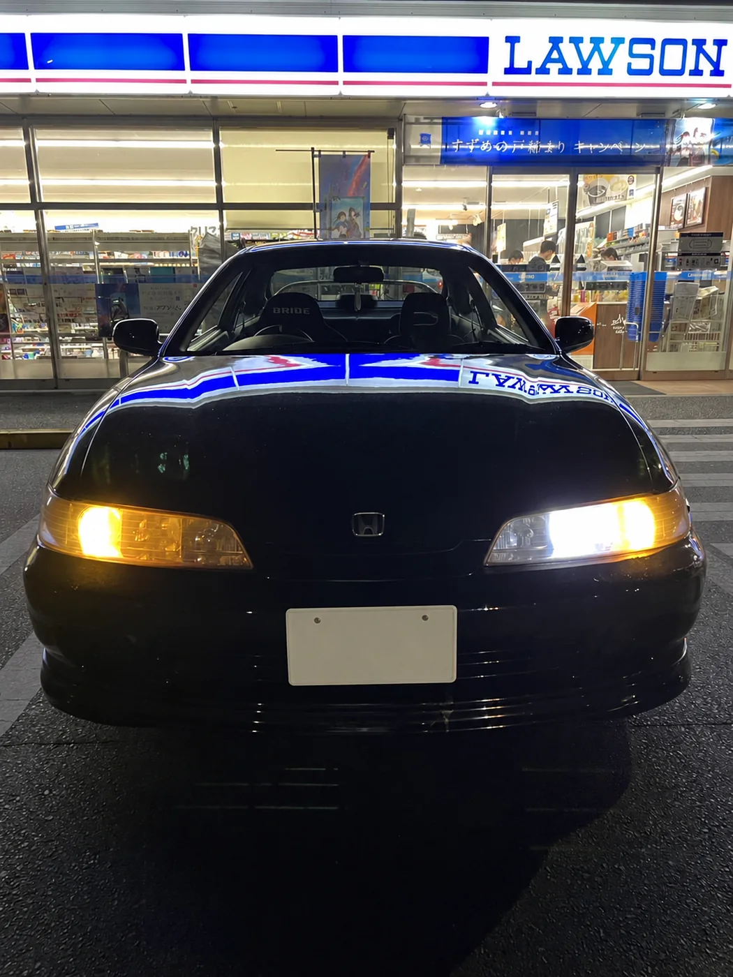 夜に正面から撮影した筆者の黒いホンダ・インテグラ（DC2）